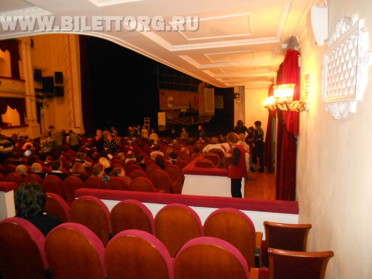 В зале Театра им. Пушкина - фото 10 (вид на сцену из амфитеатра)