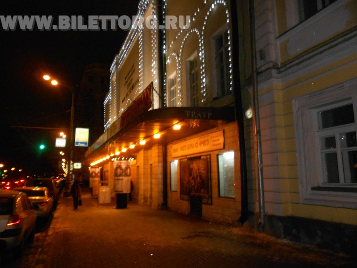 Театр им. Пушкина вечером - фото 4
