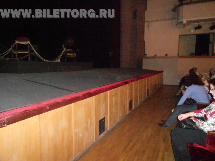 Зрительный зал Театра им. Ермоловой - фото 10 (1 ряд партера и сцена) 
