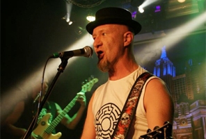   & Tomas band