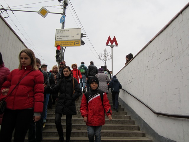 Выход в город со станции метро Тверская с эскалатора налево, в переход, по переходу прямо и налево