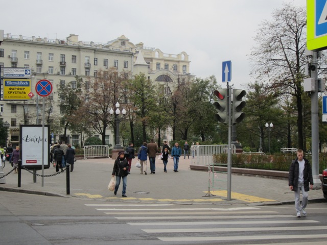 Выходим на Пушкинскую площадь. Идем через сквер по диагонали к Тверскому бульвару