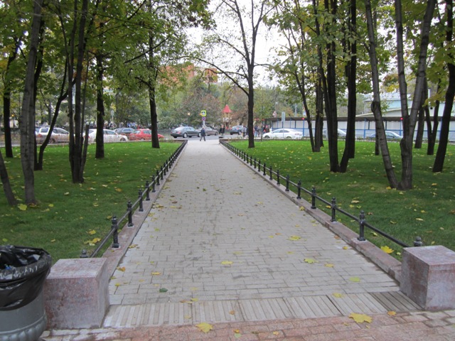 Выходим на Пушкинскую площадь. Идем через сквер по диагонали к Тверскому бульвару