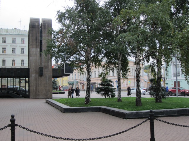 Огибаем здание ИТАР-ТАСС,  поворачиваем налево, идем по Главный Никитской, пока не увидим театр Маяковского 