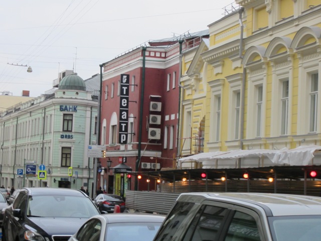 Огибаем здание ИТАР-ТАСС,  поворачиваем налево, идем по Главный Никитской, пока не увидим театр Маяковского 