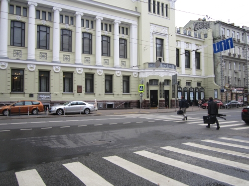 Театр ленком метро. Театр метро Тверская Пушкинская. Метро Пушкинская театр Ленком. Станция метро Петроградская театр Ленком. Ленком метро ближайшее.